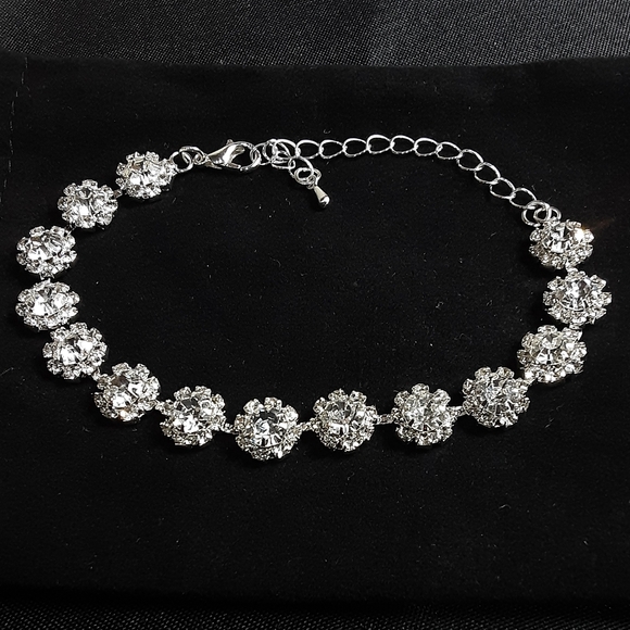 Jewelry - Elegant Silver Crystal Bracelet J277